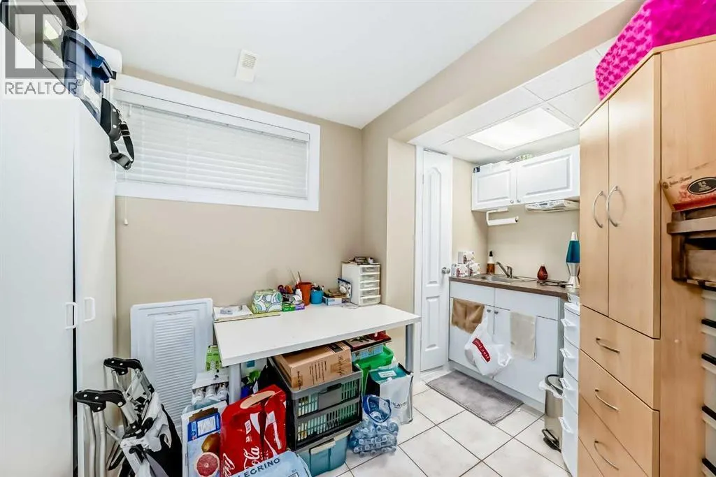 69 Simcoe Close SW