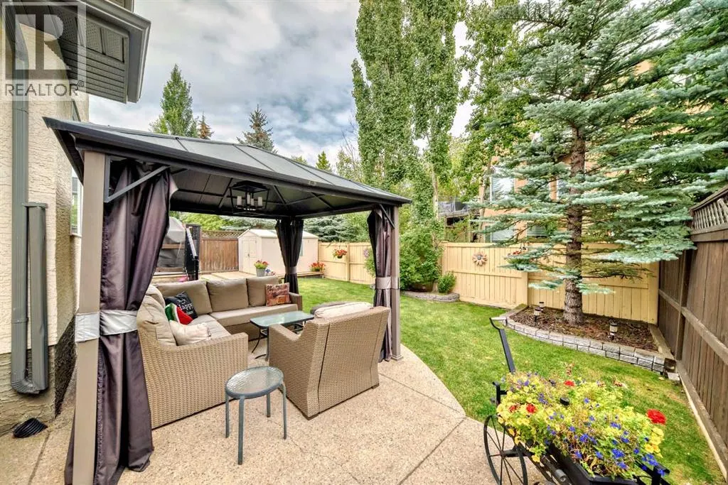 69 Simcoe Close SW