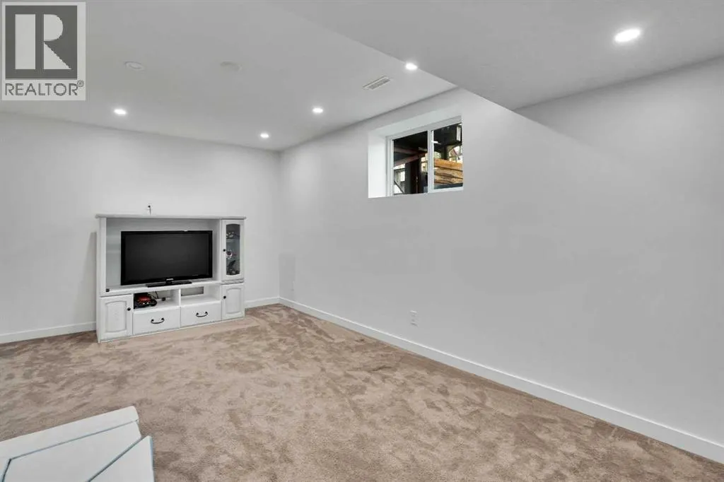 323 Sandford Place NW