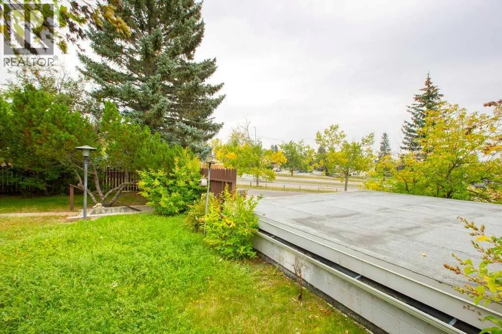 307 Silverthorn Way NW