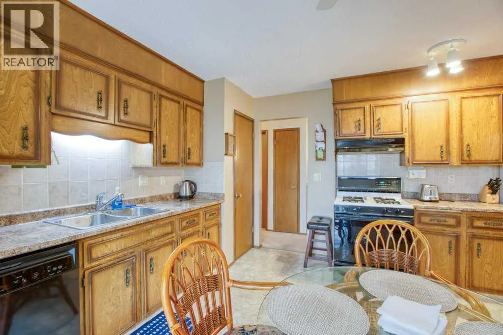 307 Silverthorn Way NW