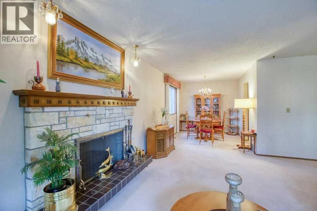 307 Silverthorn Way NW