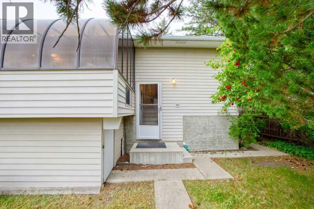 307 Silverthorn Way NW