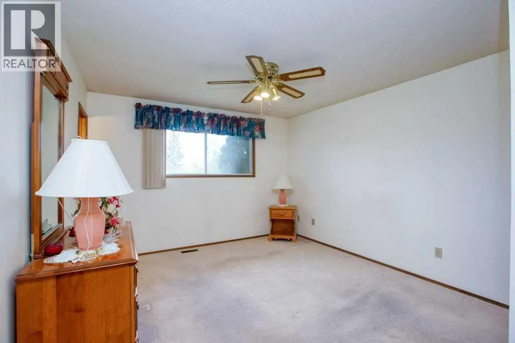 307 Silverthorn Way NW