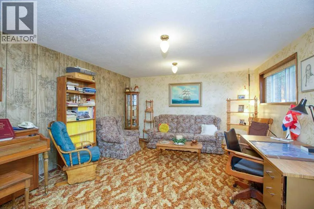 307 Silverthorn Way NW