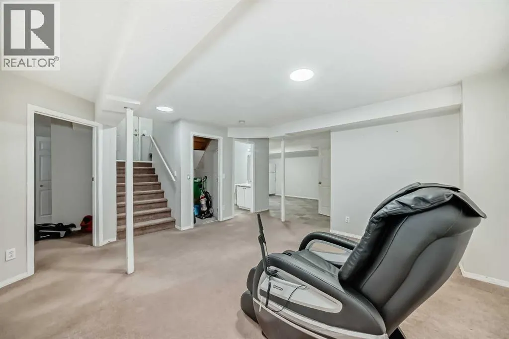 9 Saddlecrest Crescent NE