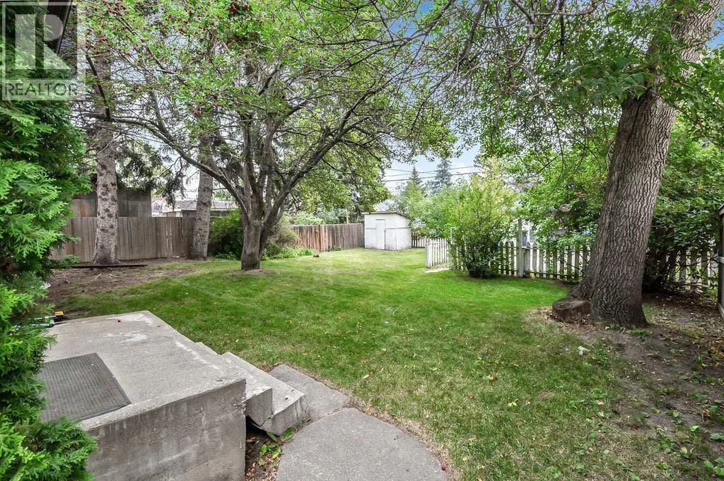 906 Rundle Crescent NE