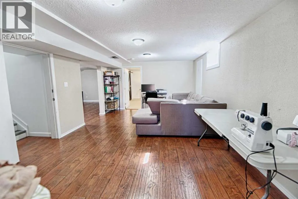4925 52 Ave