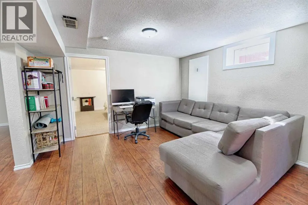4925 52 Ave