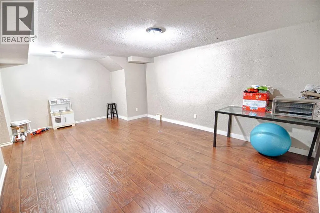 4925 52 Ave
