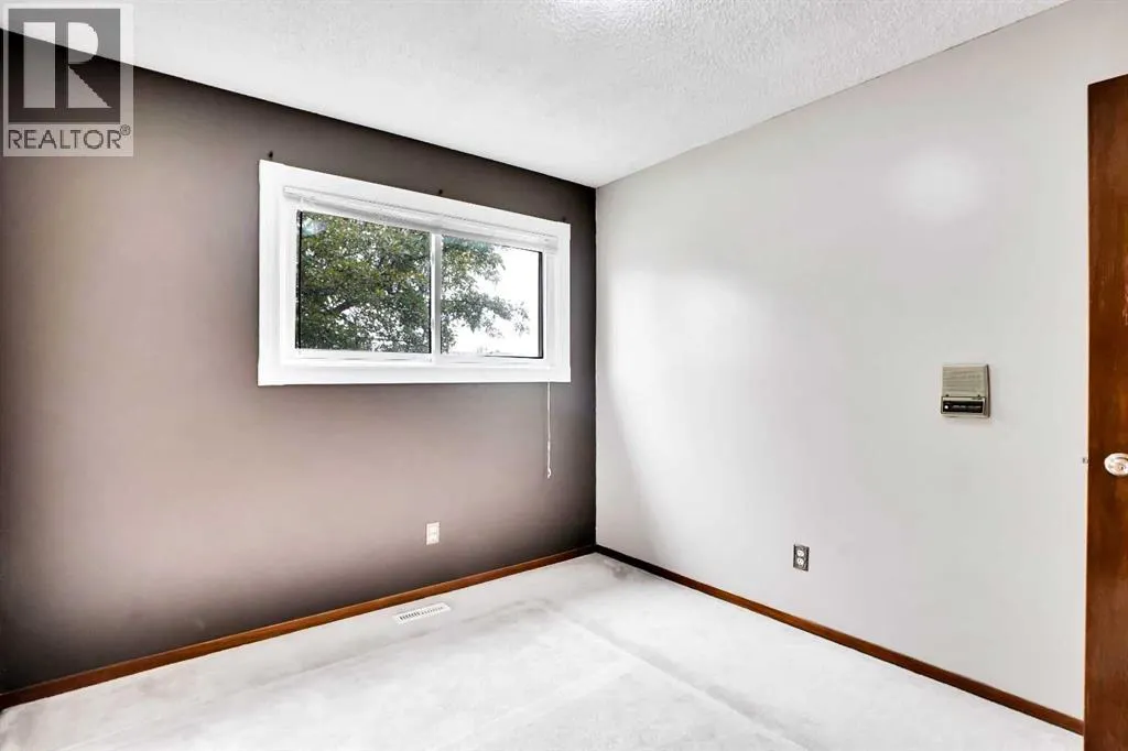 228 Rundlemere Road NE
