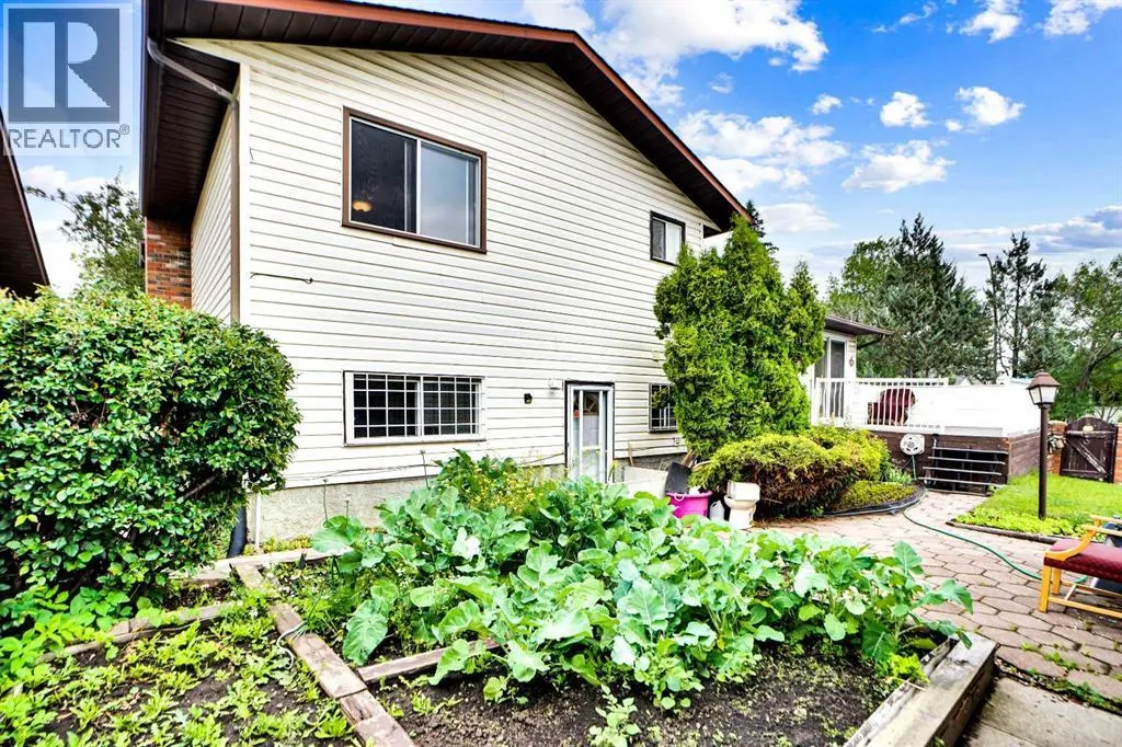 228 Rundlemere Road NE