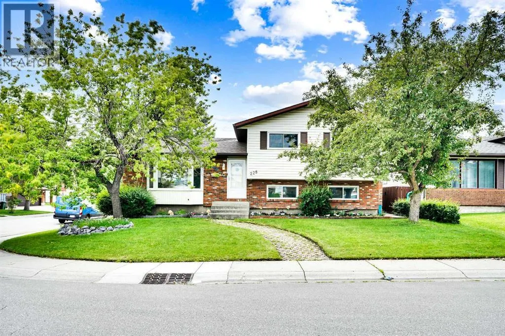 228 Rundlemere Road NE