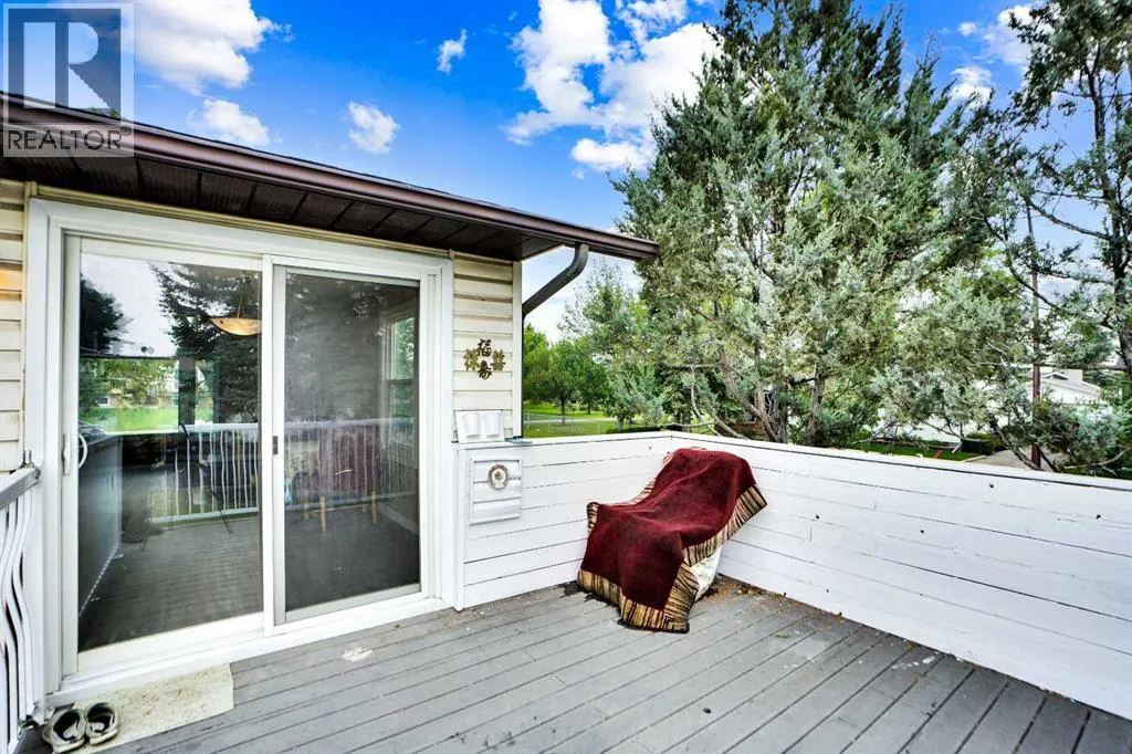228 Rundlemere Road NE