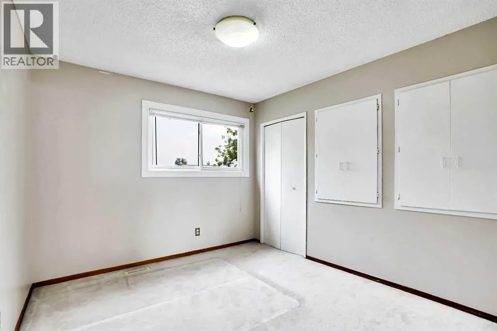 228 Rundlemere Road NE