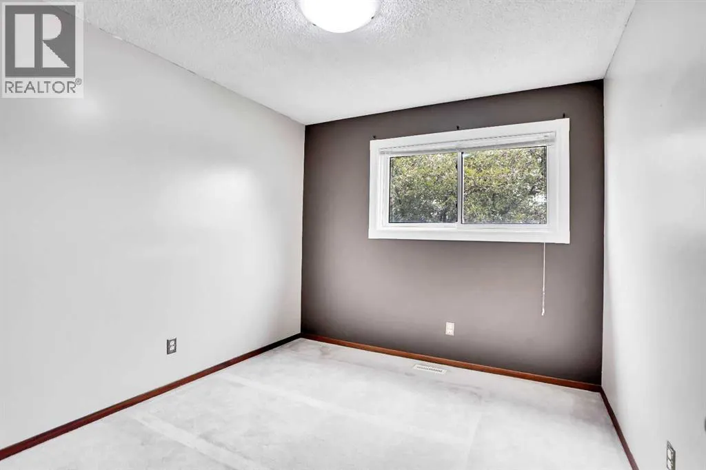 228 Rundlemere Road NE