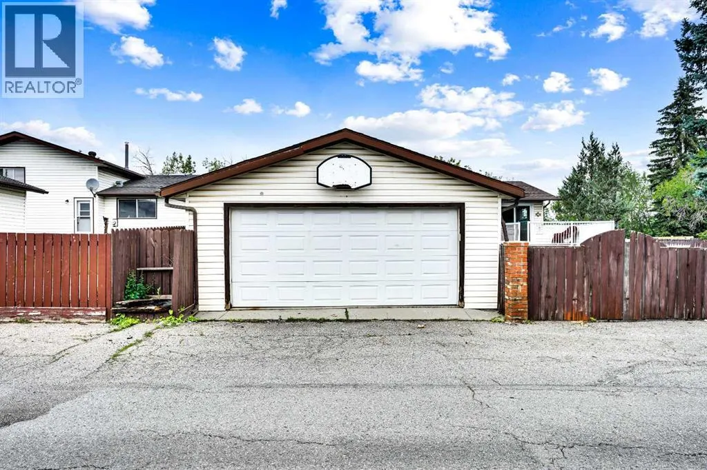 228 Rundlemere Road NE