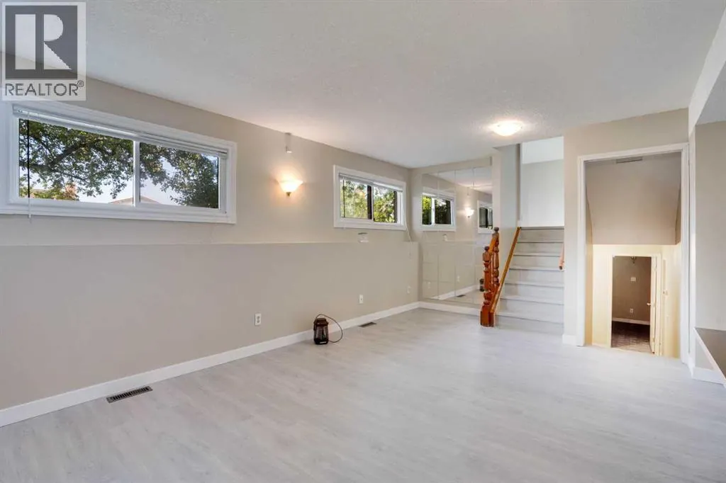 228 Rundlemere Road NE