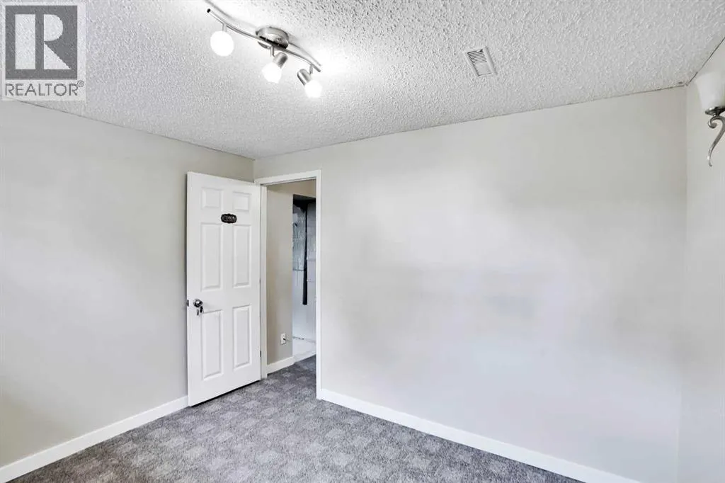 228 Rundlemere Road NE