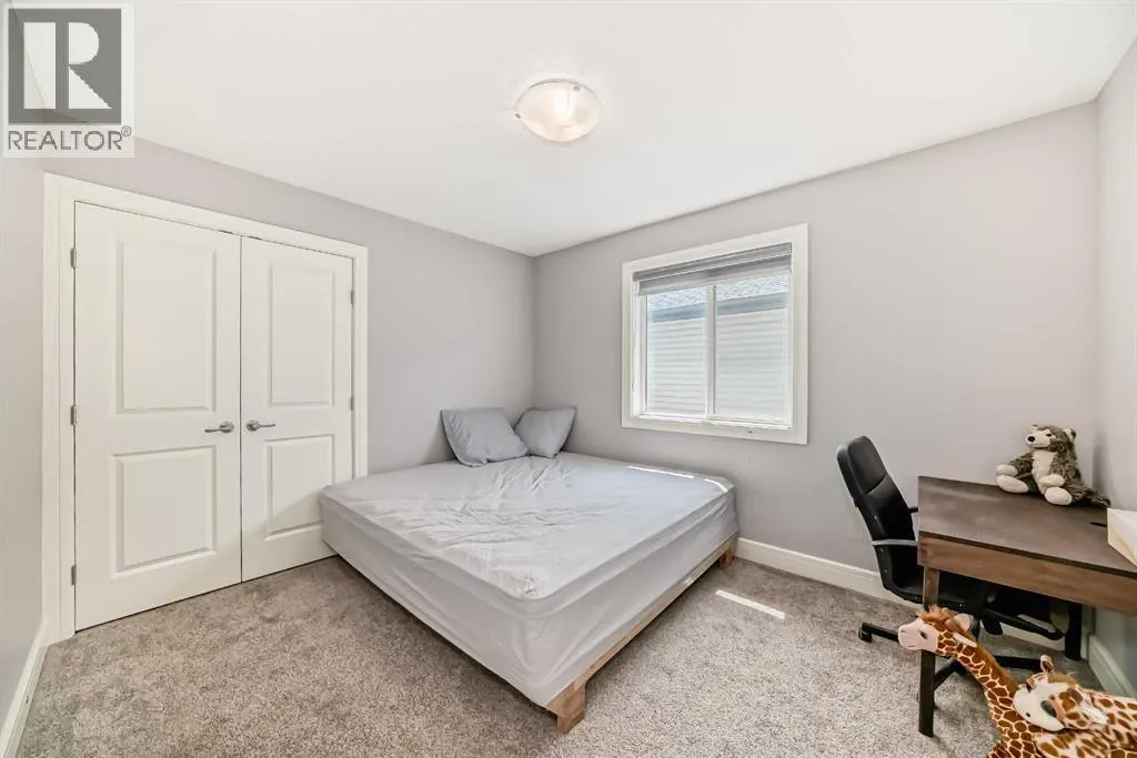 26 Saddlelake View NE