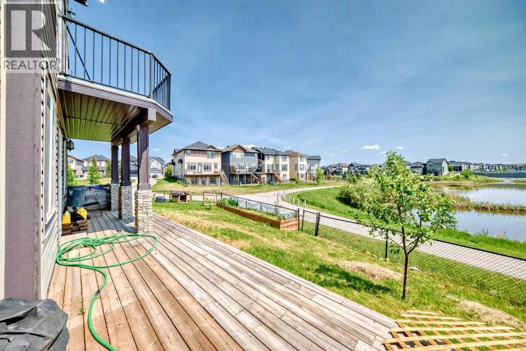 26 Saddlelake View NE