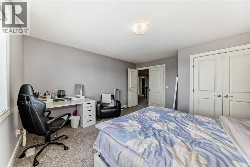 26 Saddlelake View NE