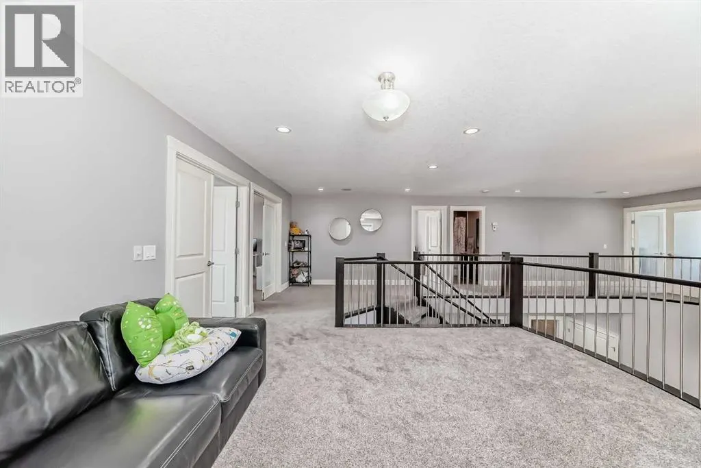 26 Saddlelake View NE