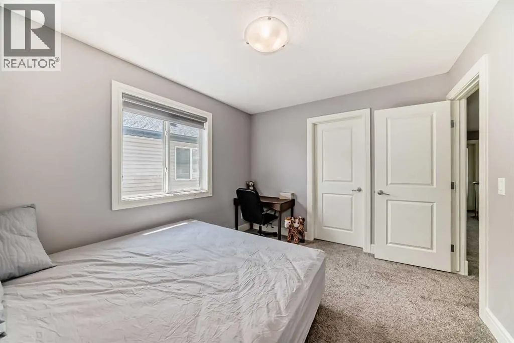 26 Saddlelake View NE