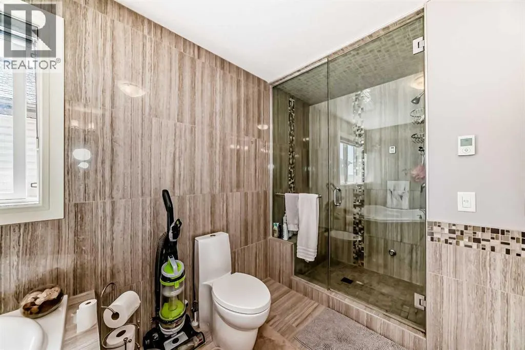 26 Saddlelake View NE