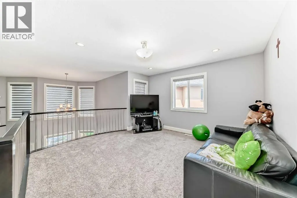 26 Saddlelake View NE