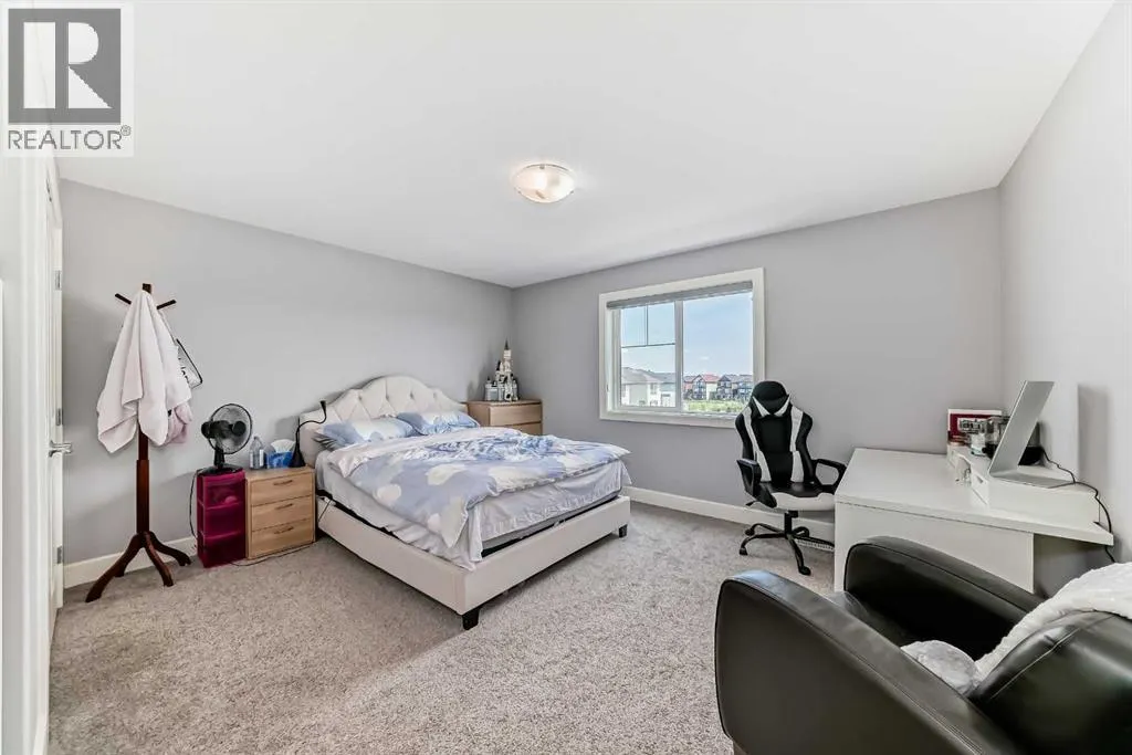 26 Saddlelake View NE