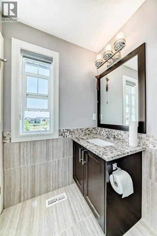 26 Saddlelake View NE