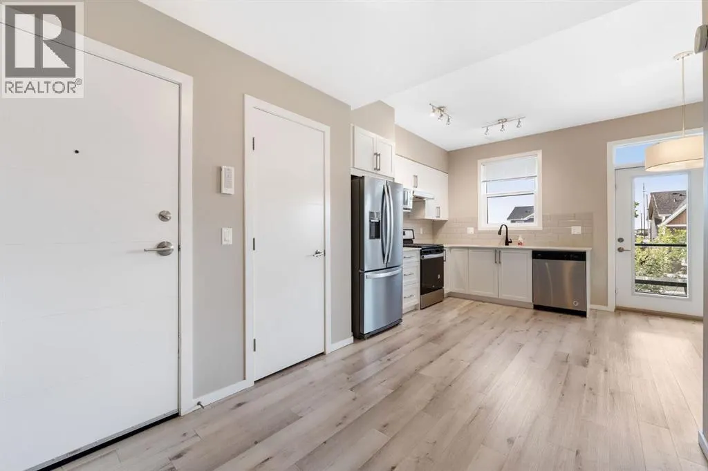 203, 335 Redstone Walk NE
