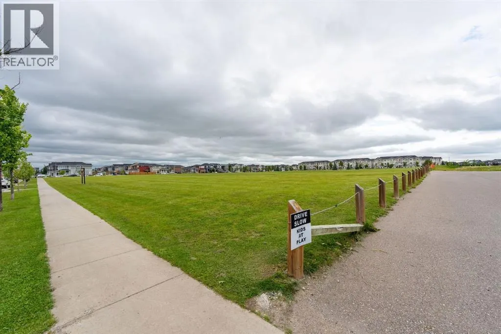 203, 335 Redstone Walk NE