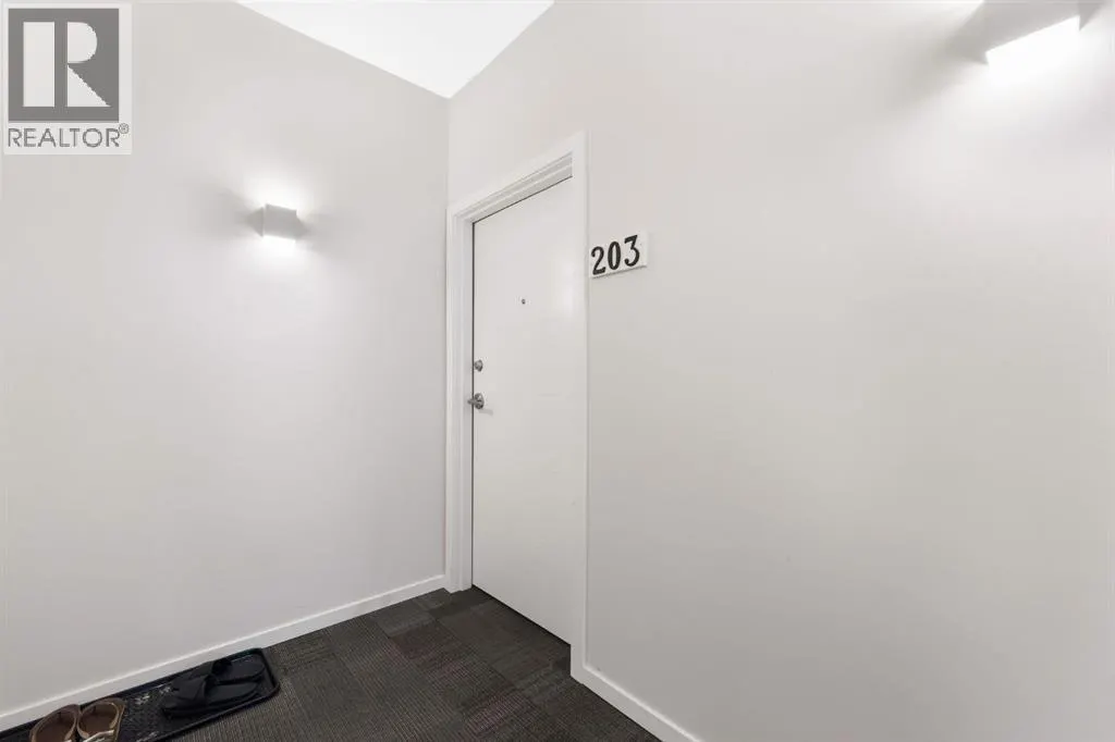 203, 335 Redstone Walk NE
