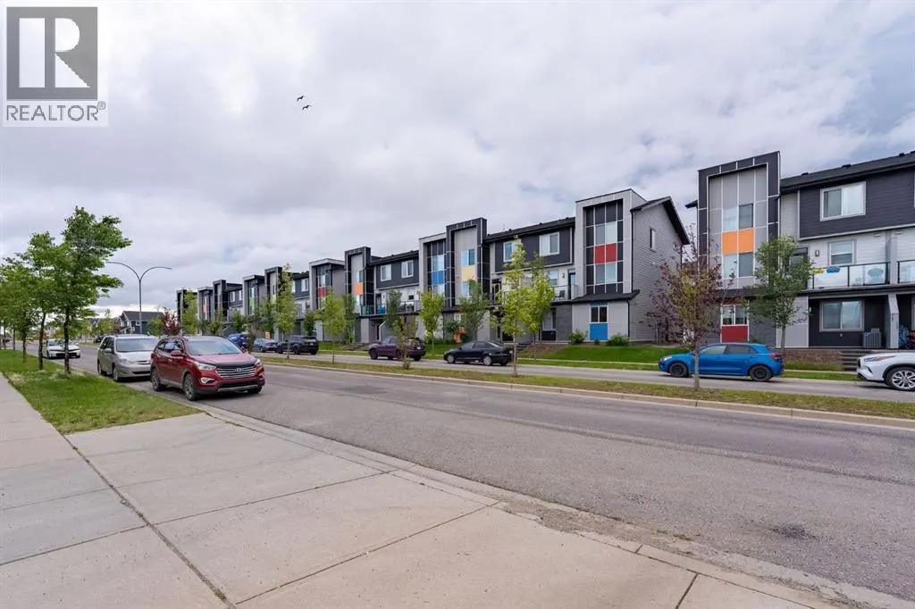 203, 335 Redstone Walk NE