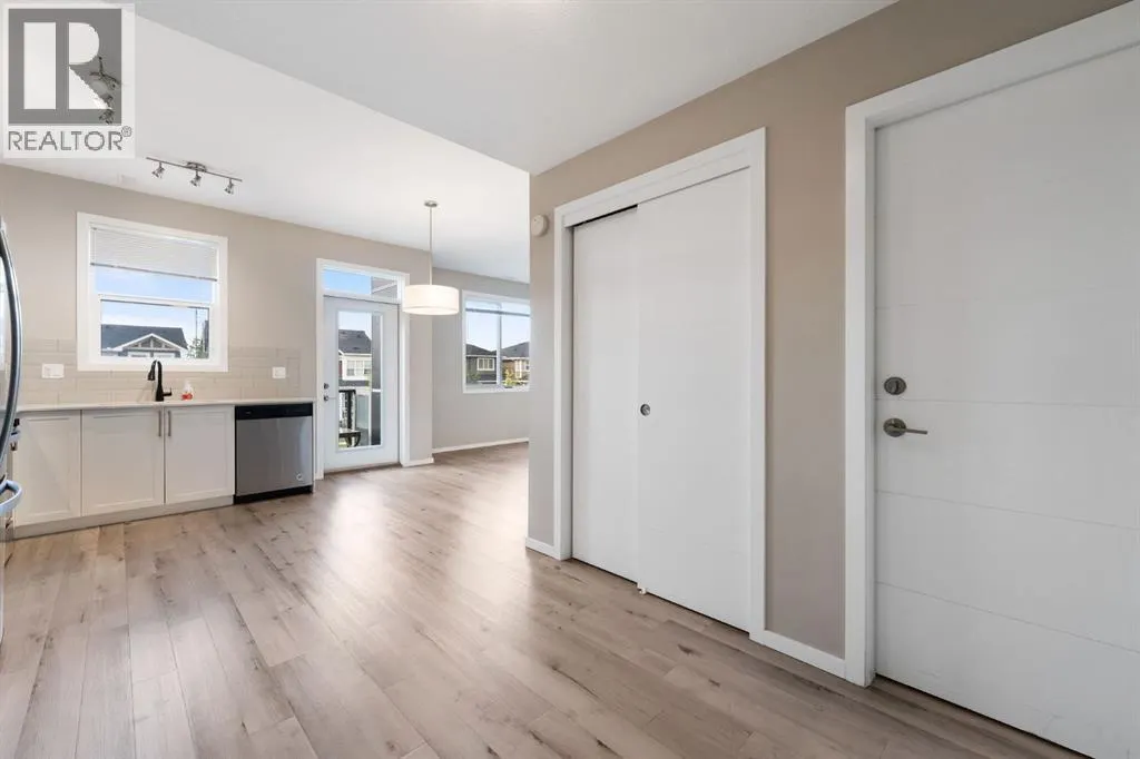 203, 335 Redstone Walk NE