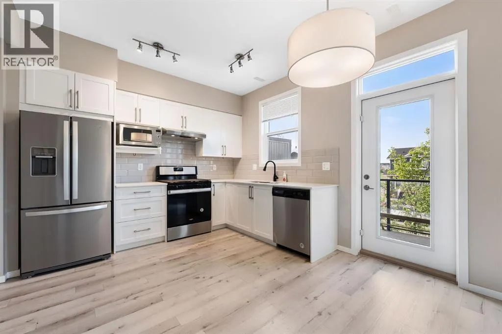 203, 335 Redstone Walk NE