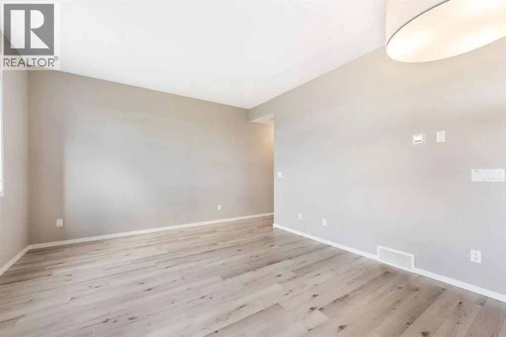 203, 335 Redstone Walk NE
