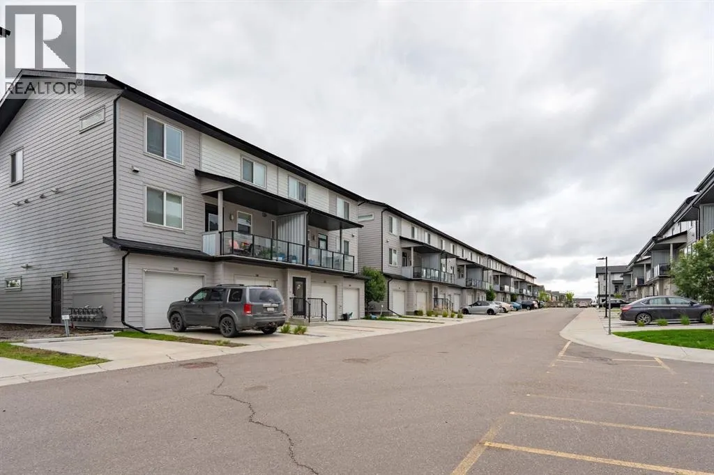 203, 335 Redstone Walk NE