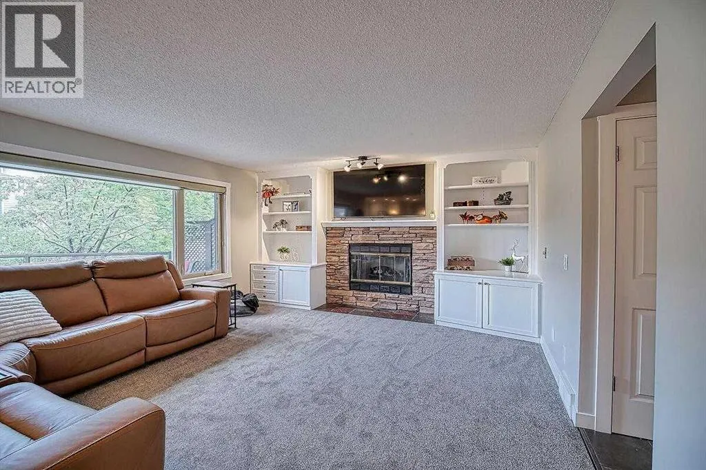 66 Riverside Circle SE