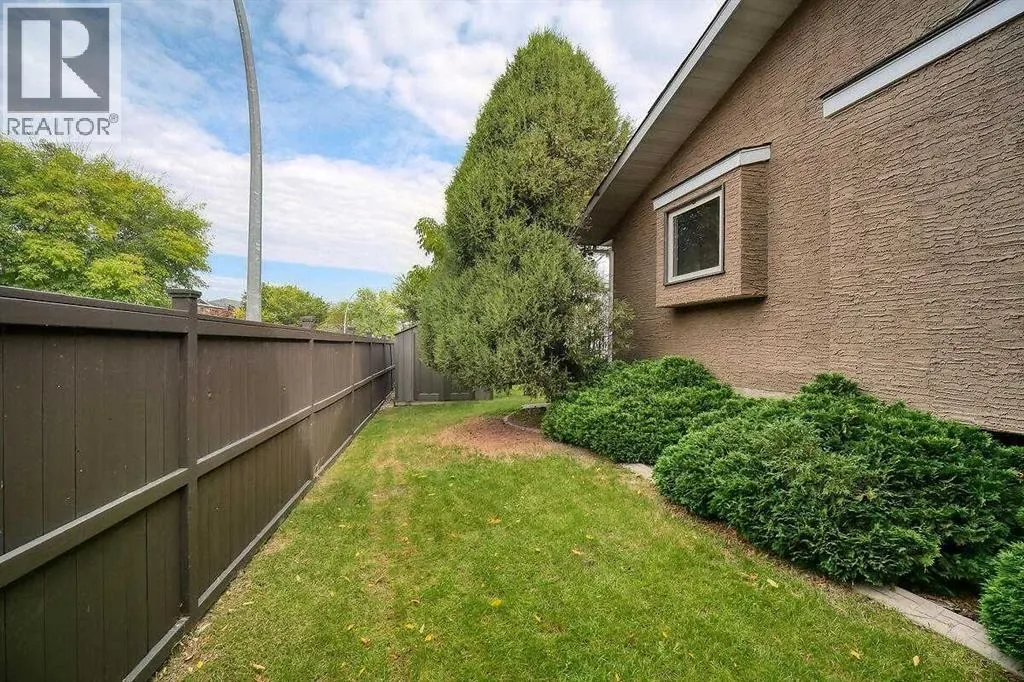 66 Riverside Circle SE