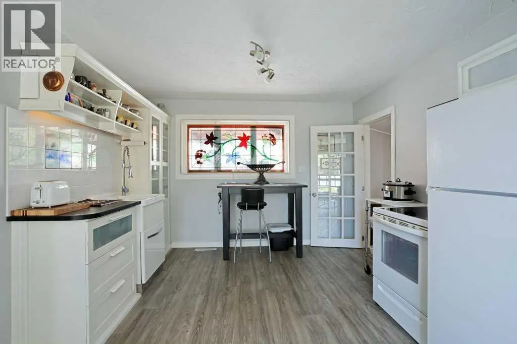 4 spruce Avenue W