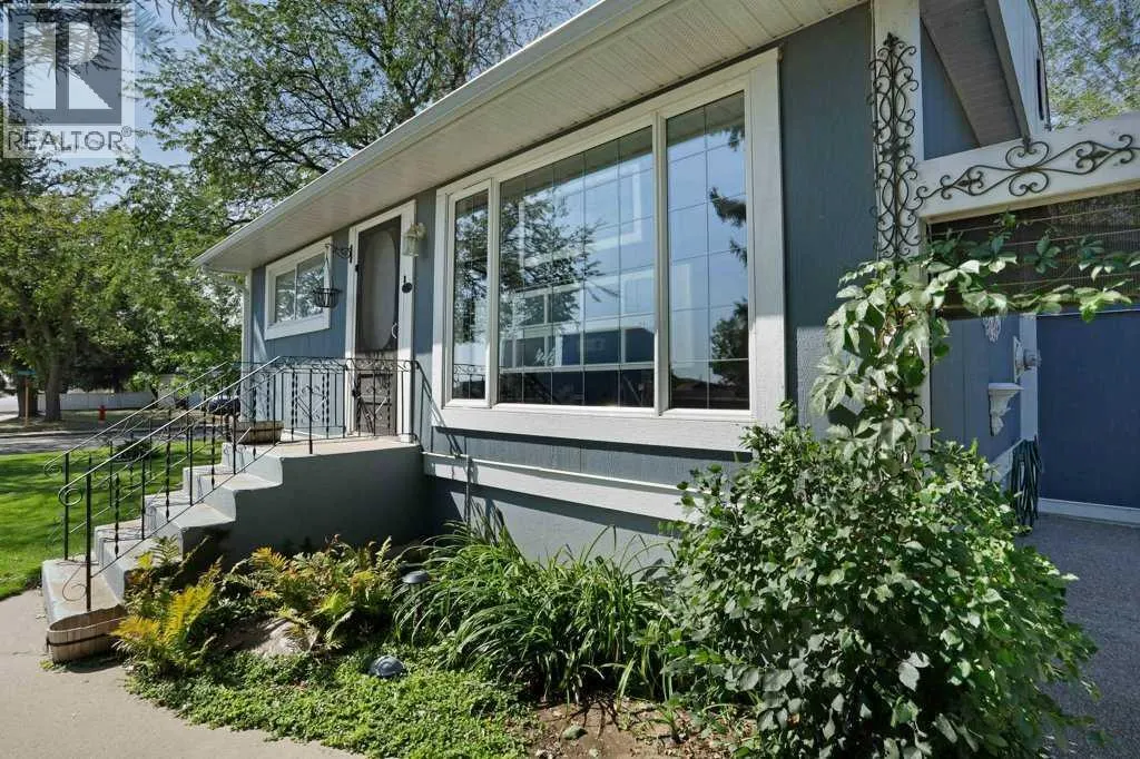 4 spruce Avenue W