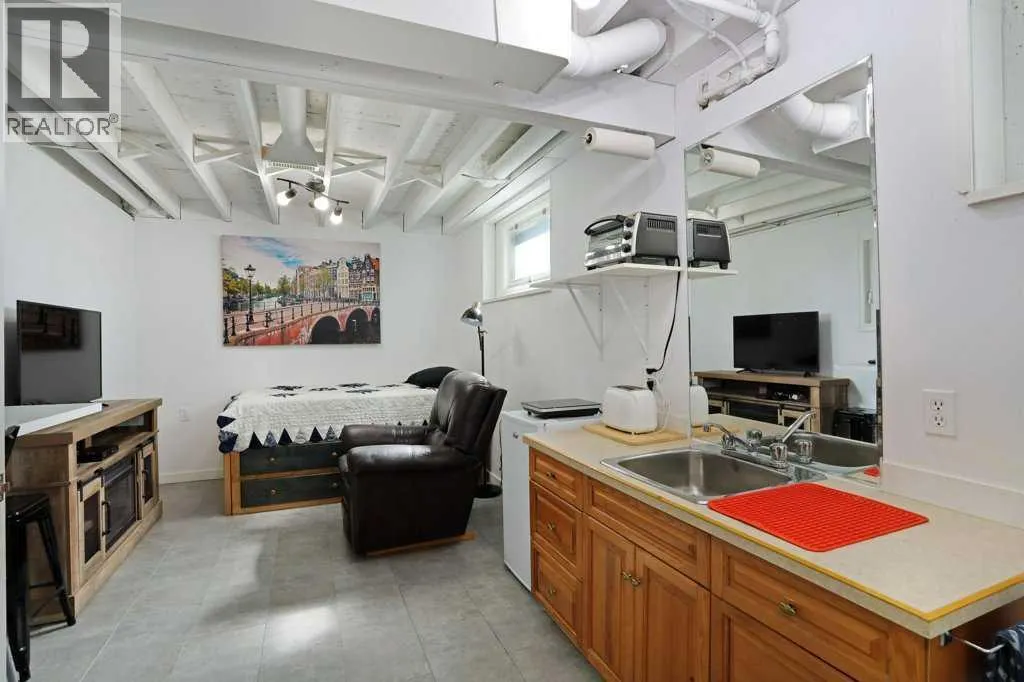 4 spruce Avenue W