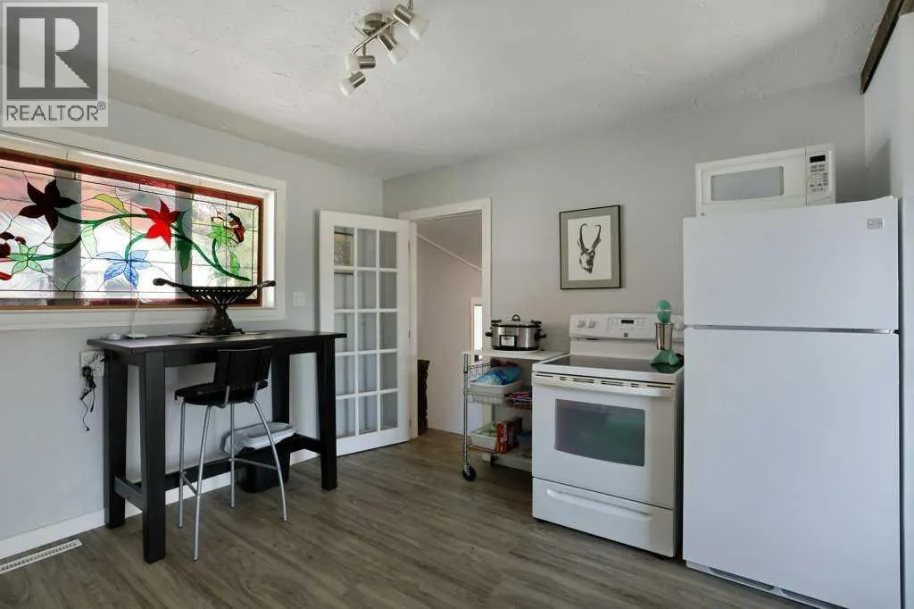 4 spruce Avenue W