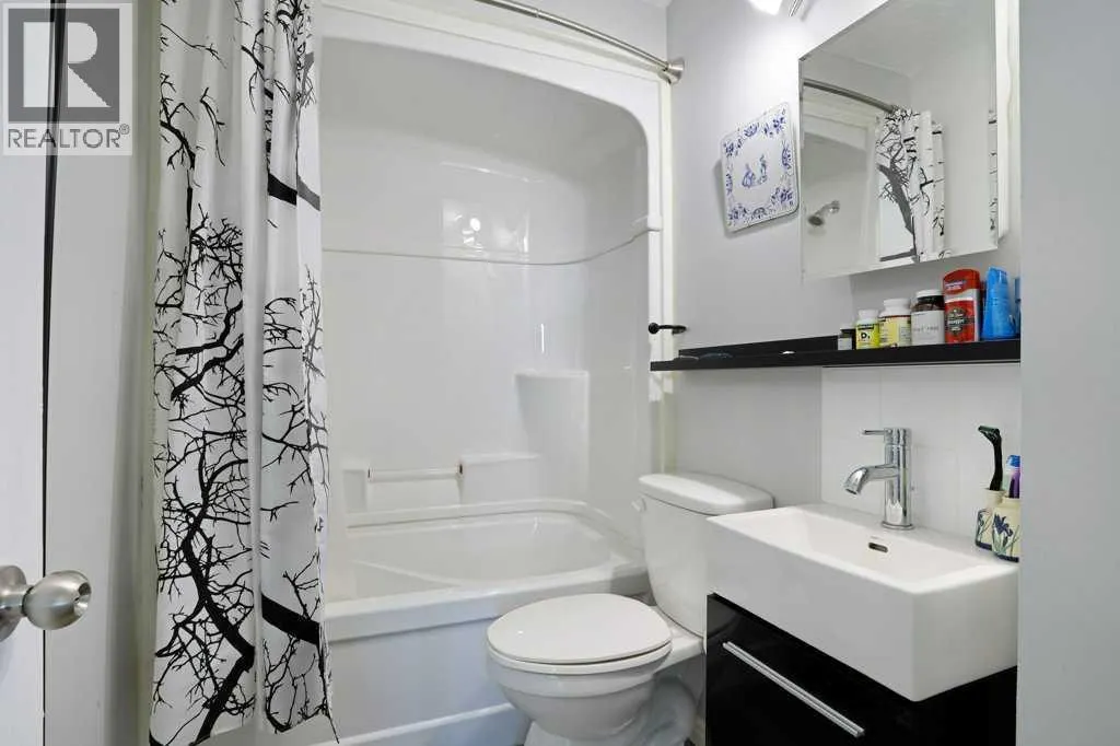 4 spruce Avenue W