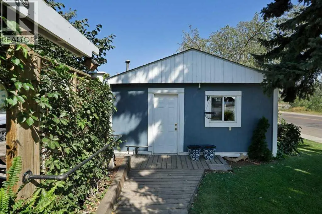 4 spruce Avenue W