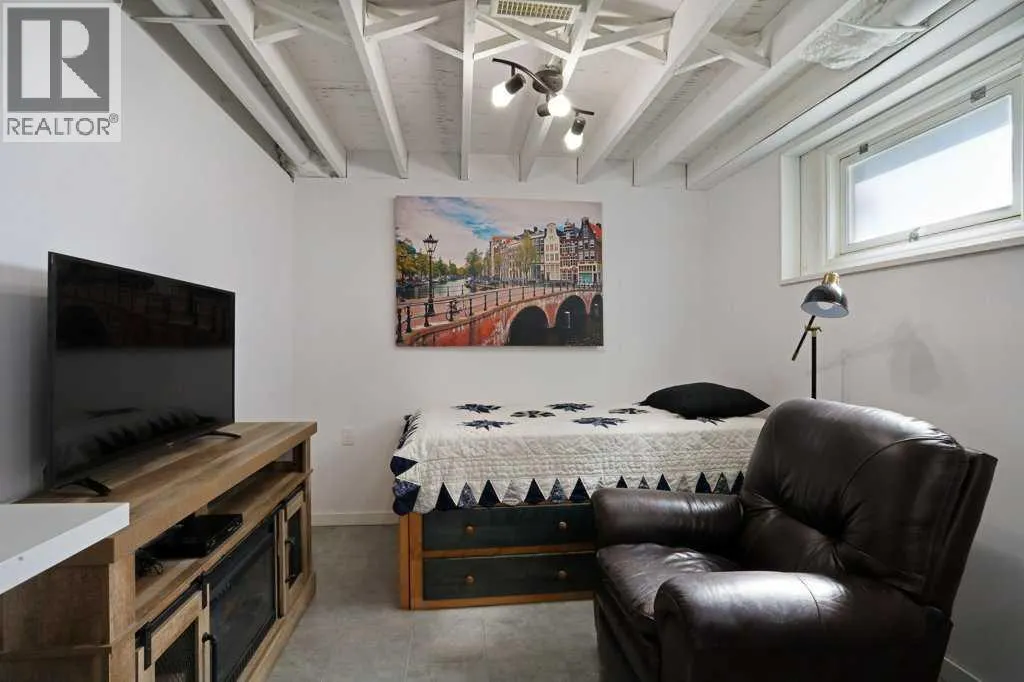 4 spruce Avenue W