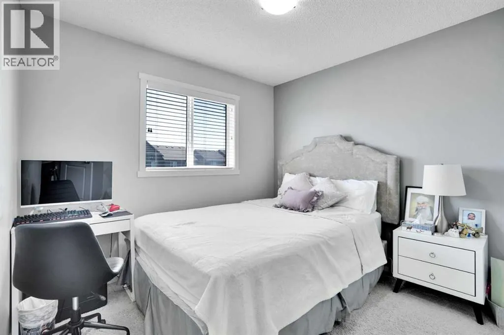 215 Savanna Parade NE